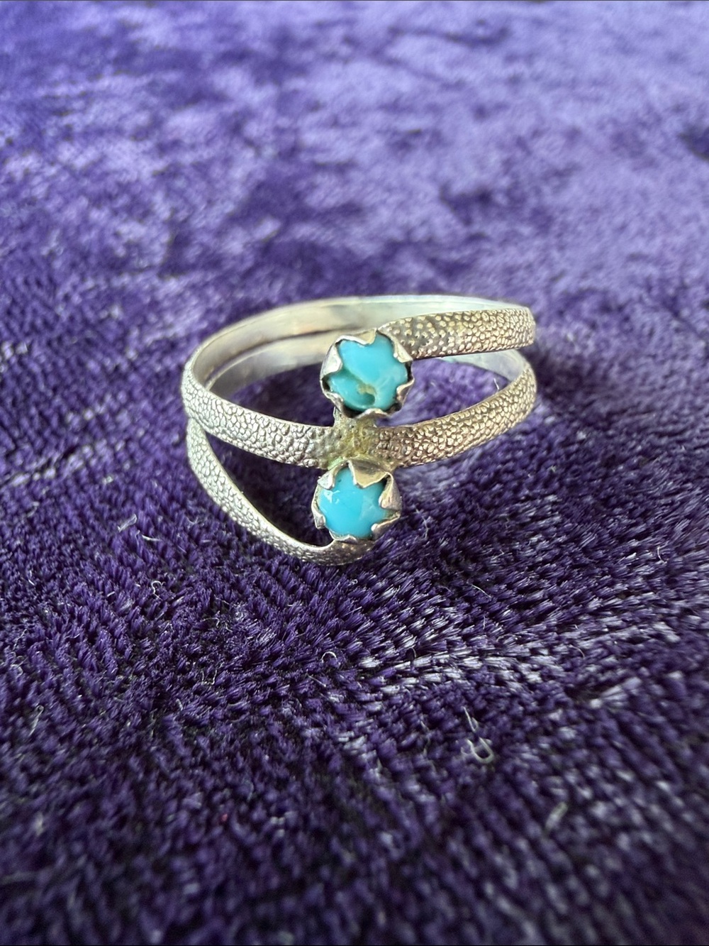 Vintage 925 sterling silver Southwestern Navajo ring with blue turquoise